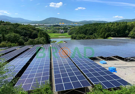 محطة للطاقة الشمسية خارج الشبكة مع أسس لولبية واسعة لأنظمة التركيب الشمسي